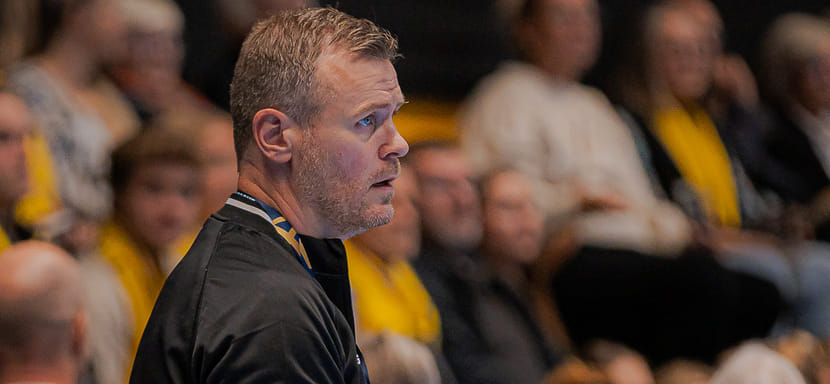 После поражение от "Эсбьерга" в чемпионате Дании с поста главного тренера "Икаста" уволен Сёрен Хансен