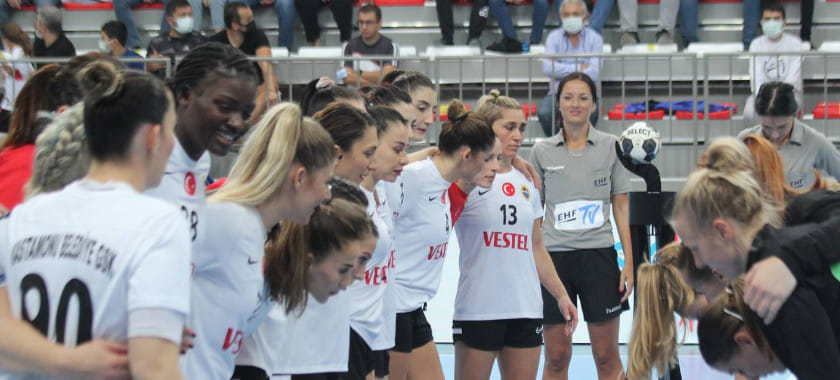 Турция. "Коньяалты" Ихневой и Бараник, а также "Кастамону" — на грани исчезновения. Клубы перестали поддерживать из бюджета, Федерация выпустила обращение