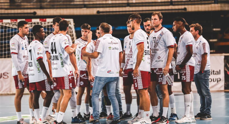 Испания. "Барселона" разгромила "Куэнку", забросив в первой половине 25 мячей. "Логроньо" Александра Маркелова одолел в гостях "Адемар"