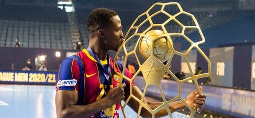 Бундеслига. Официально. Правый крайний "Барселоны" Мамаду Дику стал игроком "Райн Левен". Арендное соглашение рассчитано на два года