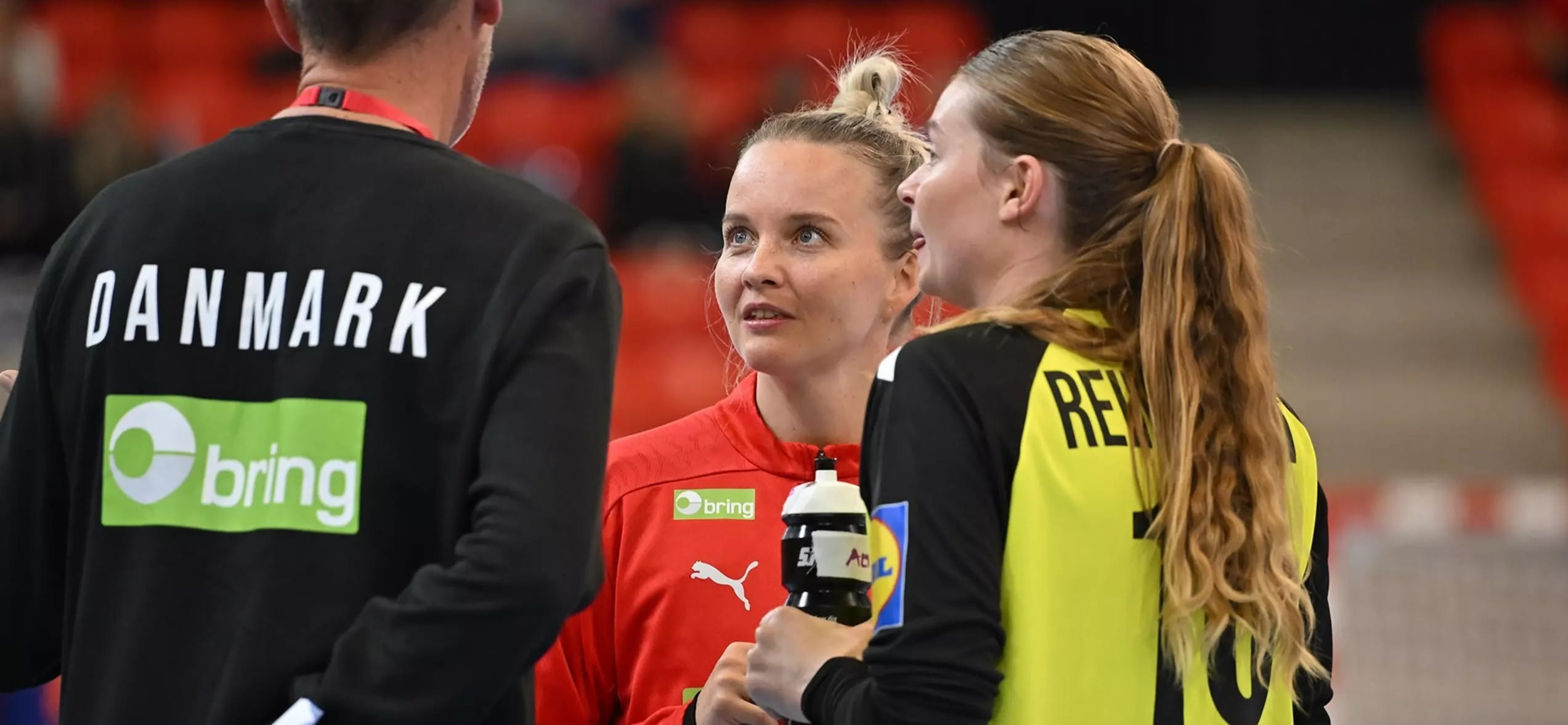 Вратарь "Дьёра" Сандра Тофт вызвана в состав сборной Дании вместо Алтеи Рейнхардт. Замена потребовалась после попадания мяча в голову