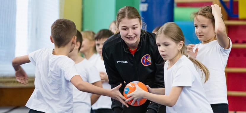 Россия. Гандболистки московского "Луча" провели мастер-класс в одной из столичных школ (ВИДЕО)
