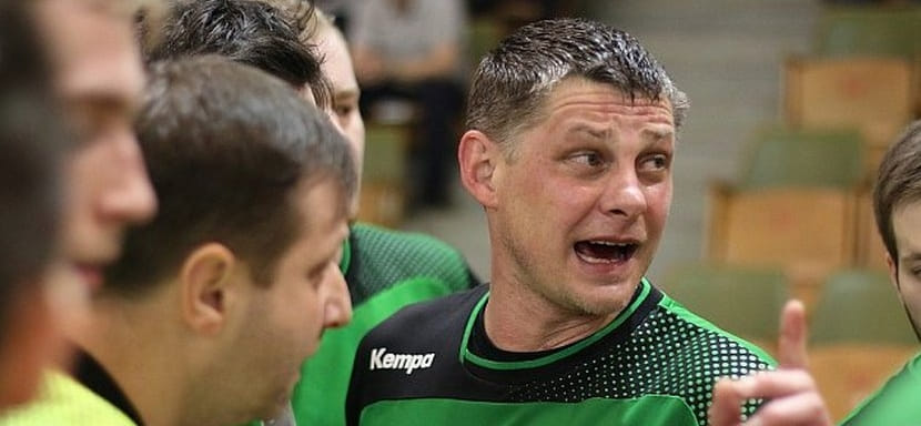 Он родился в России, но выступал за Чехию. Играет до сих пор (в 47 лет!) — в одной команде с сыном!