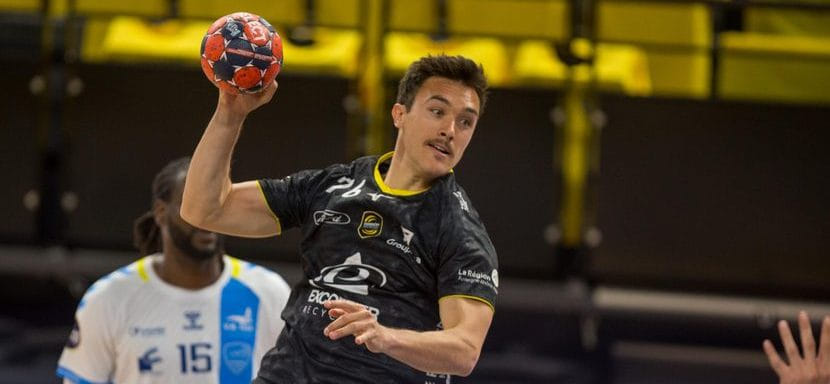 Франция. Левый крайний Артюр Анкетиль продлил контракт с "Шамбери"