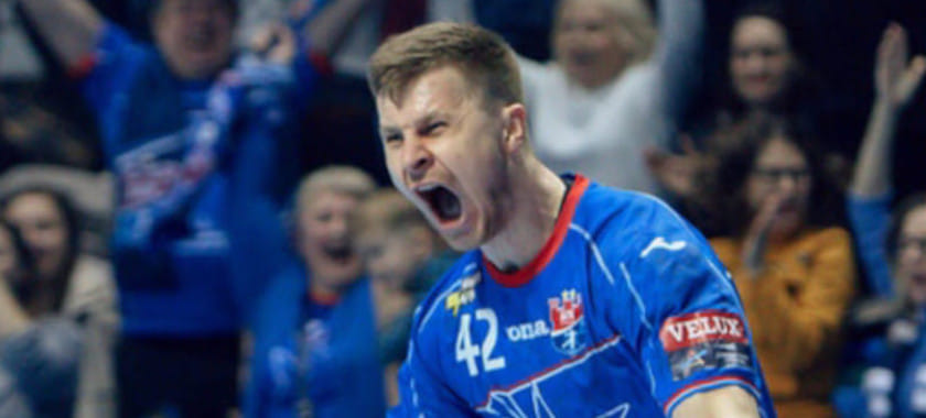 31-летний линейный минского СКА Артём Сельвесюк продолжит карьеру в "Пермских медведях". Это четвёртый клуб в карьере игрока