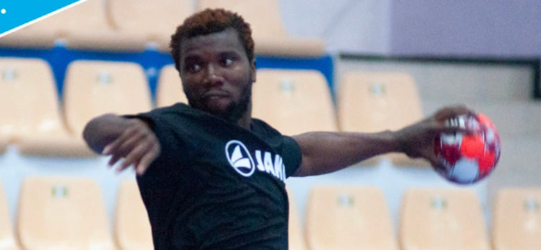 Olimpbet Суперлига. Официально. Нигерийский правый полусредний Ани Обинна подписал контракт с "Зенитом". Сезон он начинал в Таганроге