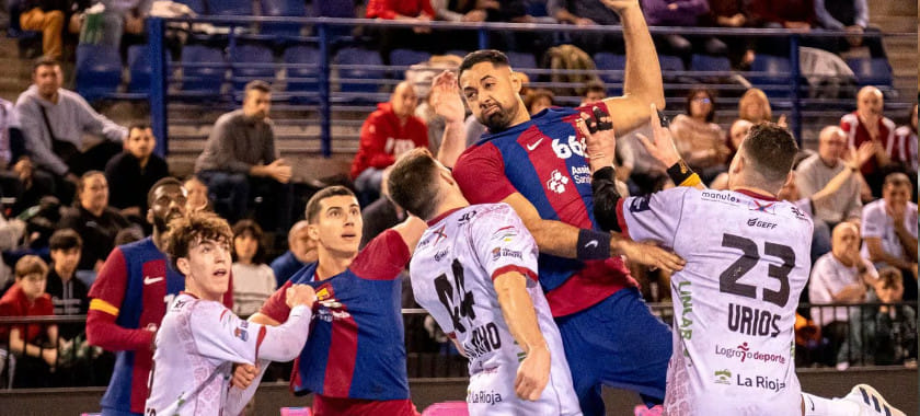 Испания. "Барселона" в гостях справилась с идущим четвёртым "Логроньо", увеличив отрыв от "Бидасоа" до шести очков