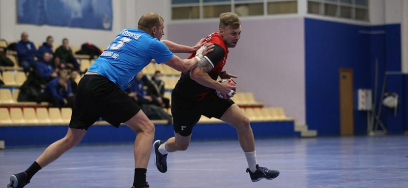 Юрий Семенов: "Отбежал назад, дернулся вперед — и будто палкой по ноге ударили…"