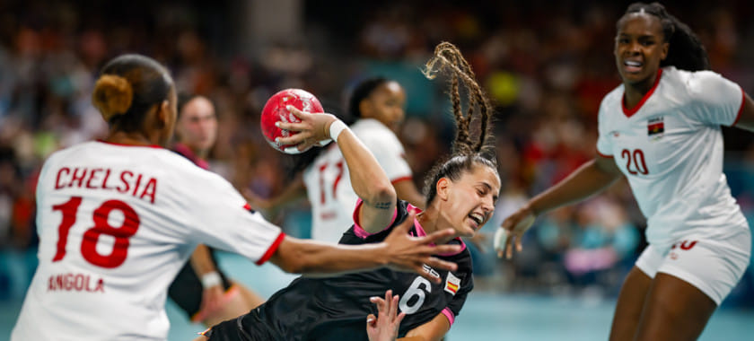 Испанский стыд. Команда Мартина снова проиграла на ОИ-2024 — теперь Анголе. Как это произошло?