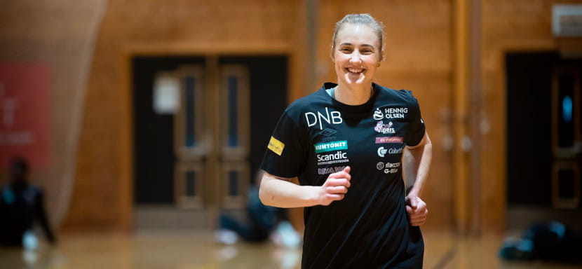 Норвегия. Полусредняя "Кристиансанда" Силье Воде вернулась в игру после тяжелой травмы колена. Гандболистка пропустила больше года