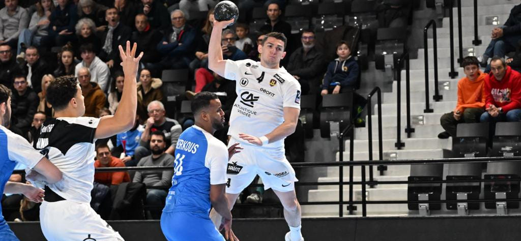 Франция. "Нант" расправился с аутсайдером "Дижоном", "Экс" на последней минуте вырвал дома победу в матче с "Шамбери"