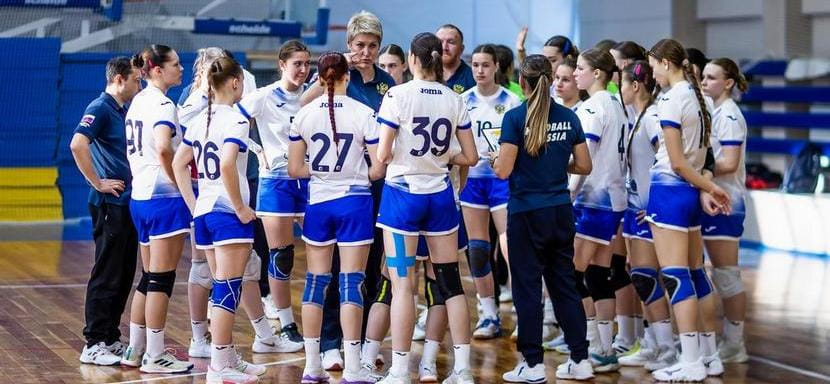 Завтра у девичьей сборной России (U-17) стартует УТС в Новогорске. В составе команды Оксаны Роменской 21 гандболистка