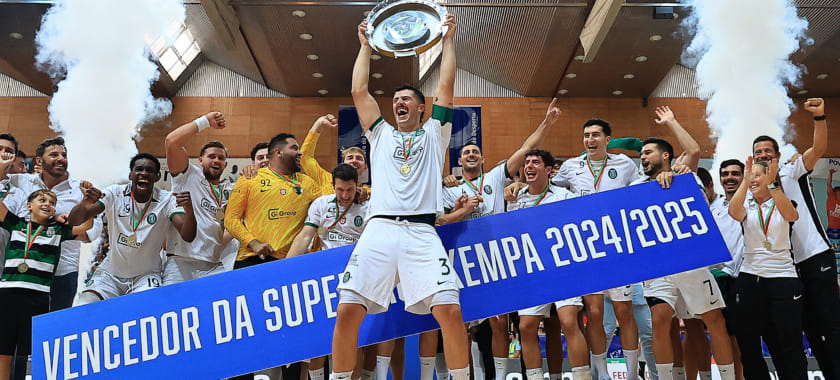 Лиссабонский "Спортинг" разгромил "Бенфику" в матче за Суперкубок Португалии и выиграл трофей во второй раз подряд