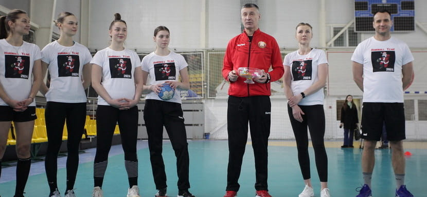 Команда "Быстрого центра" стала лучшей на празднике "День гандбола 1+1" с участием игроков женской сборной Беларуси и спортивных журналистов