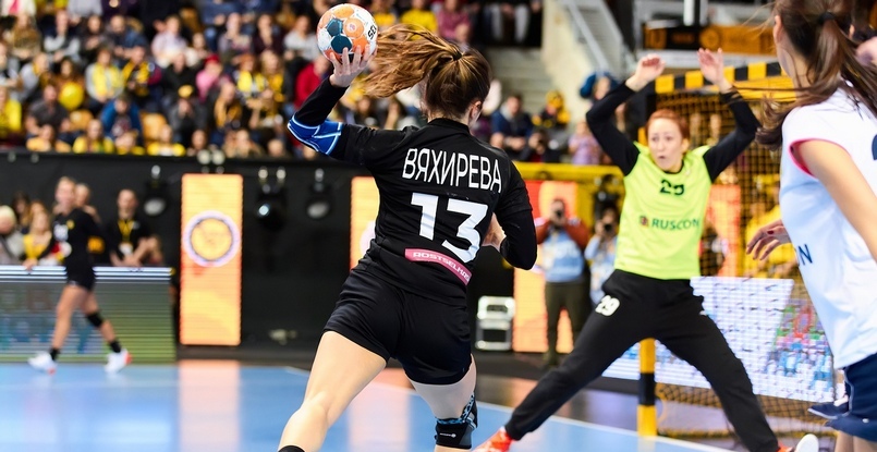 Лучшие гандболистки-2019 по амплуа. На позициях полусредних расположились игроки "Ростов-Дона" Анна Вяхирева и Лоис Аббинг