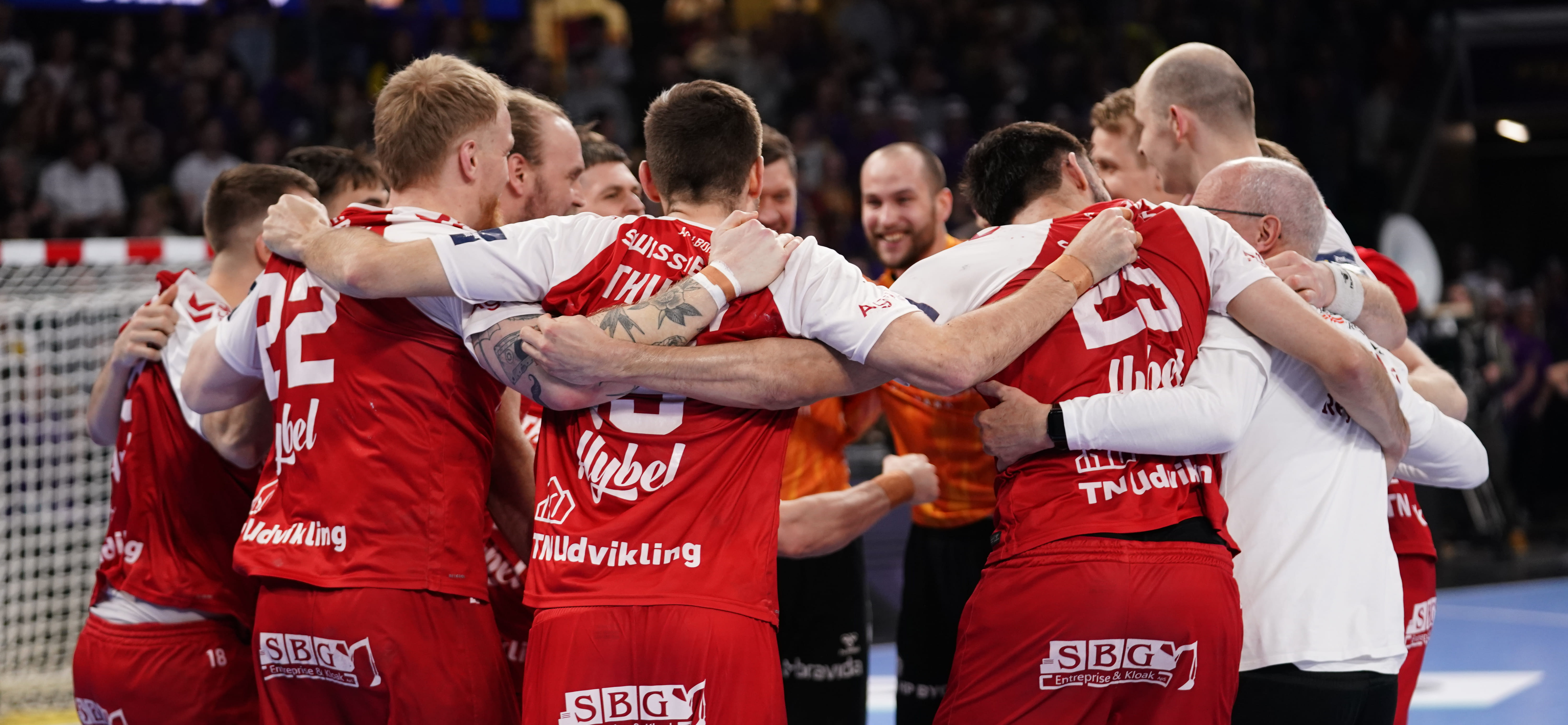 Солисты "Нанта" почти обошлись без дирижёра. Но в кульминационный момент арию прервал Ландин…