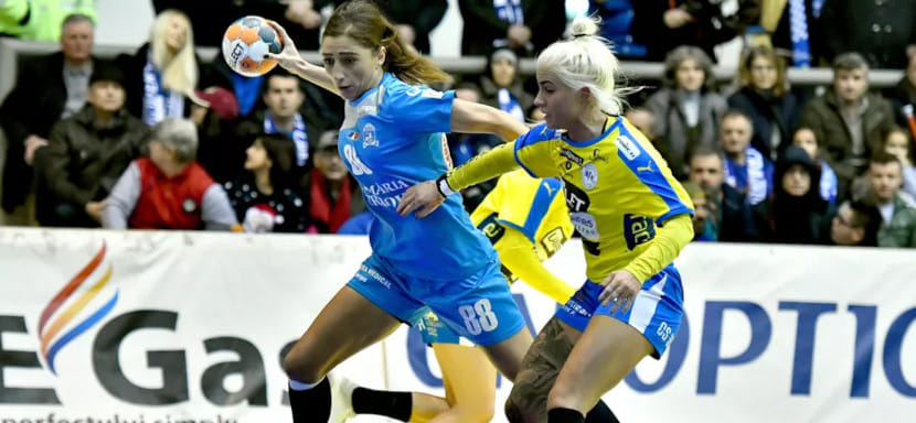 Румыния. После двух поражений на старте чемпионата “Миовени” уволил главного тренера и подписал контракт с 32-летней Патричией Визитиу