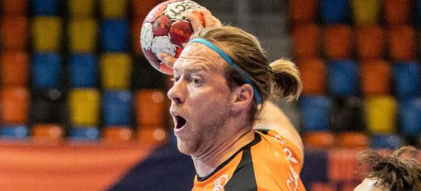 Венгрия. 38-летний разыгрывающий Габор Часар перешёл в "Цеглед". Он будет спортивным директором клуба, но может и продолжить играть