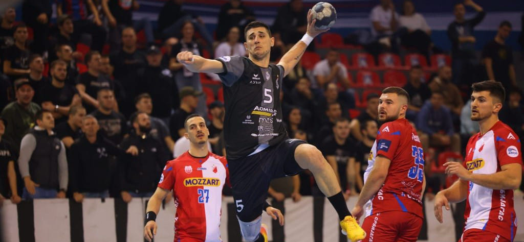 В чемпионате Сербии "Партизан" уверенно победил основного конкурента — "Войводину" (Нови-Сад). Сергей Иванов забросил 6 мячей