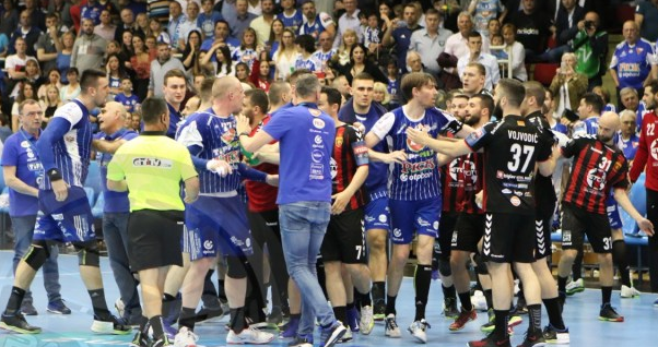 Лига чемпионов. Дисциплинарная комиссия ЕГФ начала изучение инцидента в концовке матча "Пик" — "Вардар"