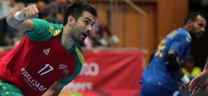 Франция. Правый крайний Теофиль Косс продлил контракт с "Ренном". Линейный Тьягу Роша летом пополнит состав клуба