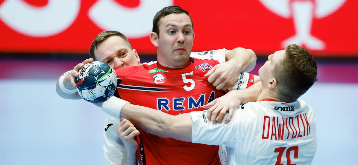 Левый полусредний Сандер Сагосен стал лучшим бомбардиром в истории сборной Норвегии. В товарищеском матче с командой Дании он достиг отметки в 941 гол