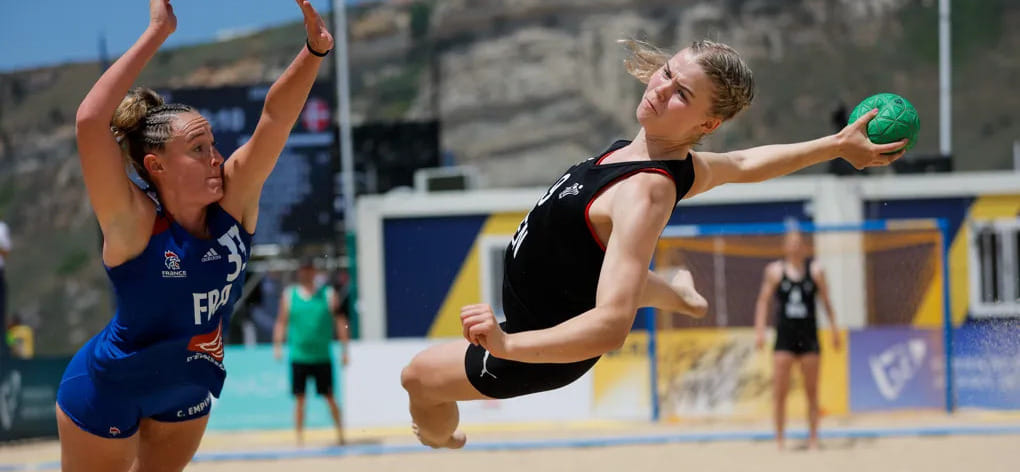 В финале мужского чемпионата Европы по пляжке сегодня встретятся Испания и Германия, женского — Испания и Норвегия