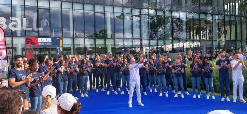 Надим Ремили зажёг Олимпийский огонь в чаше возле Дома гандбола в парижском пригороде Кретей