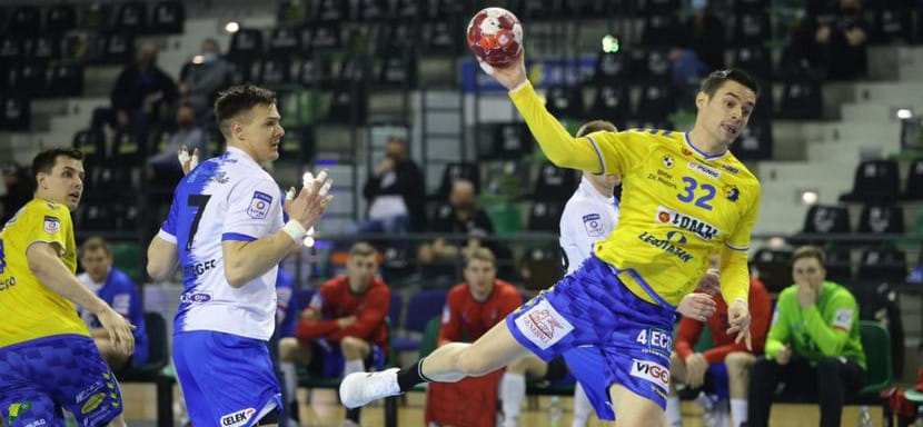 Галопом по Европе. В Польше "Кельце" идет на обгон пандемии. У французов волна календарных прорех