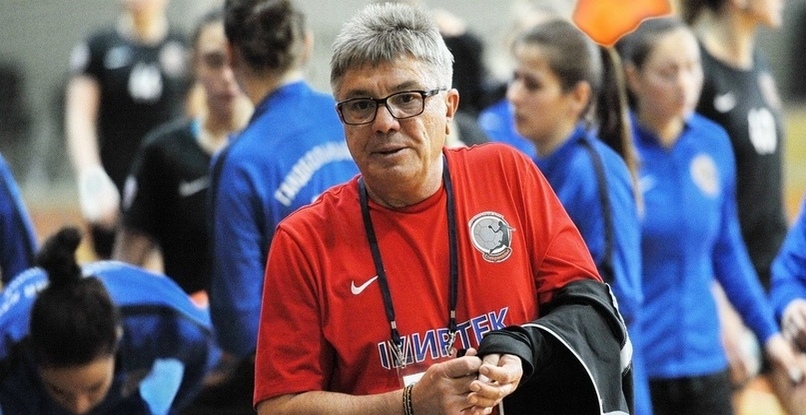 Виталий Волынченко: "Девчонки проявляют во всех встречах характер, бьются, сражаются, местами показывая очень хорошую игру"