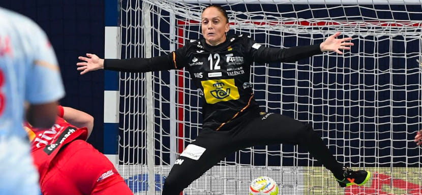 Испания. 43-летняя вратарь Сильвия Наварро: "Так попрощаться будет некрасиво. Буду изо всех сил стараться вернуться на площадку"
