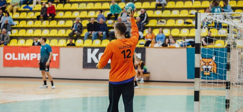 Голкипер снежинского "Динамо-Сунгуля" Иван Шаров признан лучшим игроком Суперлиги в сентябре по версии БЦ