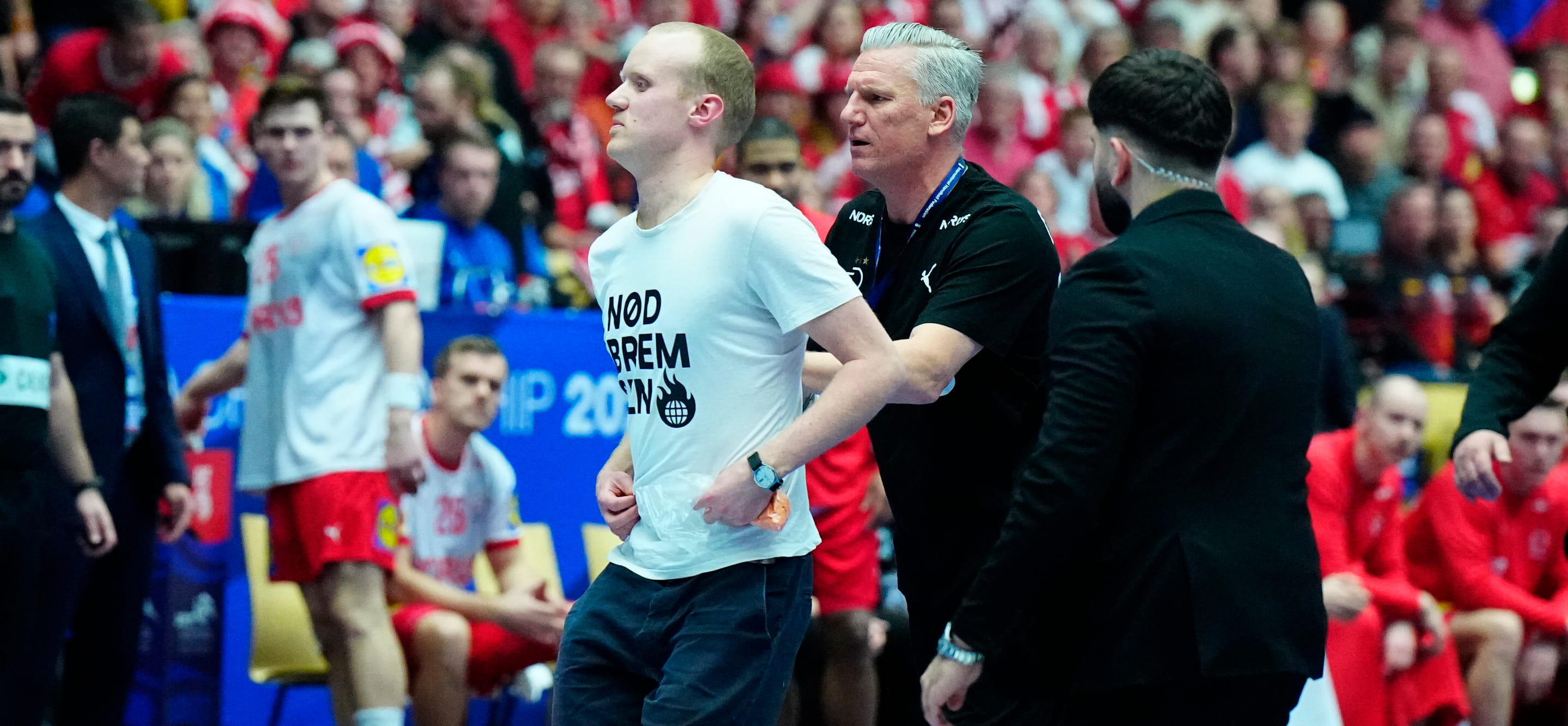 Венгры вышли в плей-офф, Дания впервые обошлась без разгрома, Якобсен против безумца с конфетти