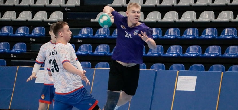 18-летний линейный Никита Ежов может продолжать защищать цвета команд из системы "Чеховских медведей"