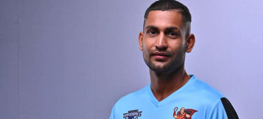 Индийская Премьер-лига. Голкипер Навин Дешвал из "Махараштры Айронмен" сделал сальто после спасения ворот (ВИДЕО)