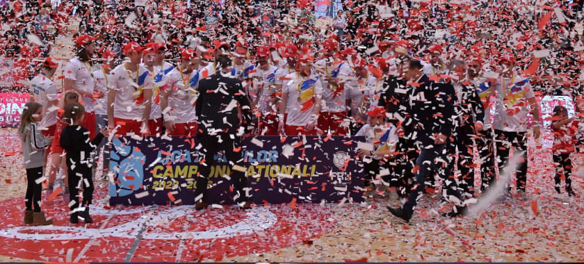 Румыния. Бухарестское "Динамо" белорусского линейного Вячеслава Бохана получило трофей за победу в чемпионате в 19-й раз