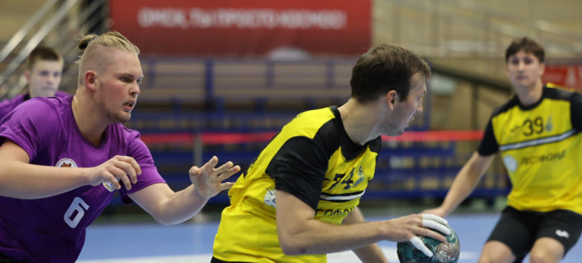 Омский "Скиф" на своей площадке во второй раз подряд разгромил чеховский УОР №4. Голкиперы хозяев отразили 50% бросков