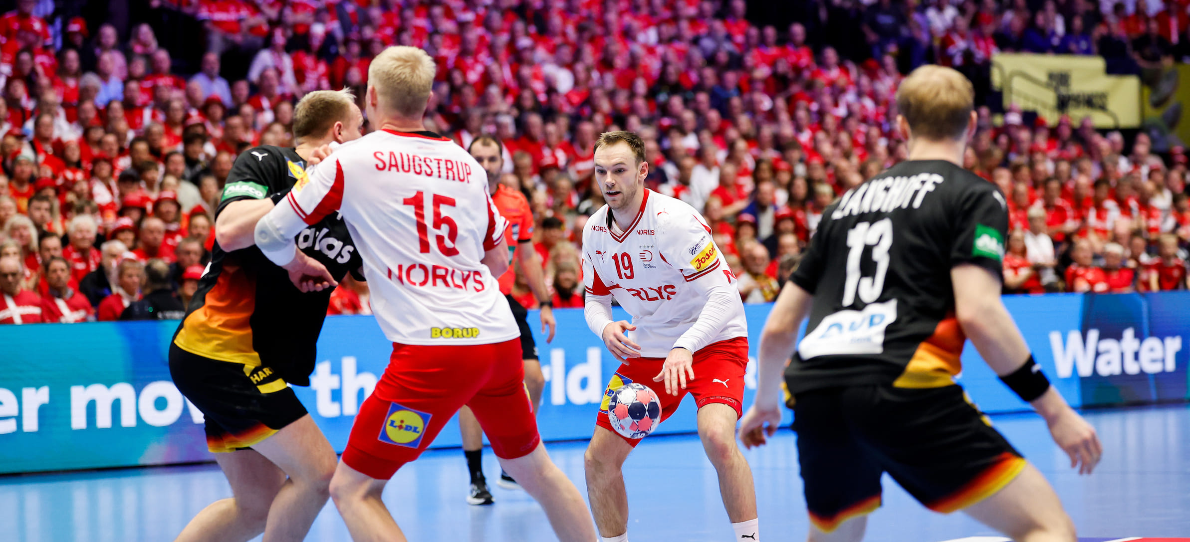 Очередные странности Гисласона — судьба тренера и его команды решится в среду. А датчане уже в полуфинале!