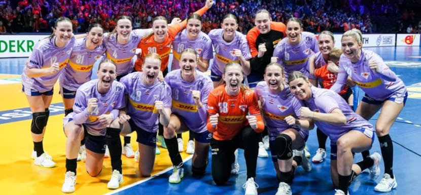 Сборная Нидерландов разгромила команду Польши и вышла в 1/4 финала чемпионата мира, исландки взяли верх над фарерками