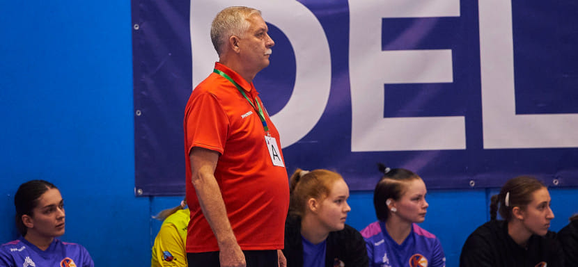 Olimpbet Суперлига. Николай Измайлов: "Девочки сейчас практически ничего не едят, идёт обезвоживание. Их физически хватило только на первый тайм"