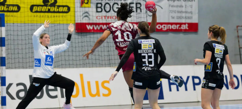 "Виборг" сыграл вничью с "Севехофом" в первом матче в 3-м раунде отбора Европейской лиги. "Рапид" проиграл "Бенсхайму"