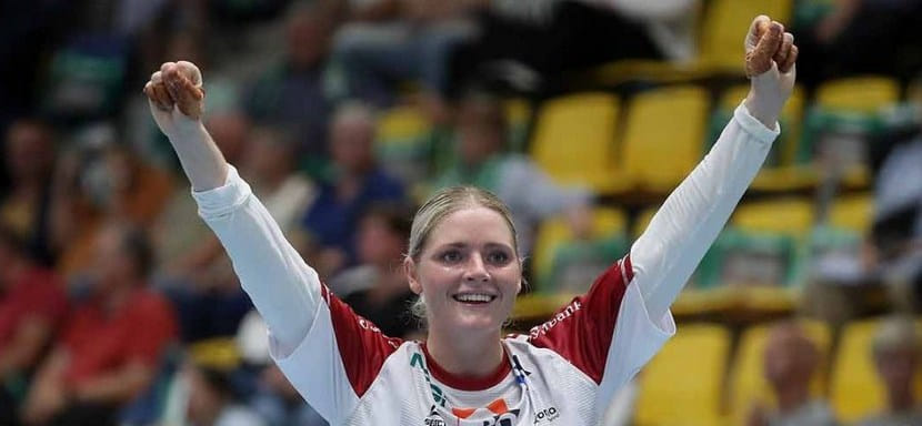 Датский "Икаст" объявил о подписании нового трудового договора с опытной линейной Сарой Иверсен