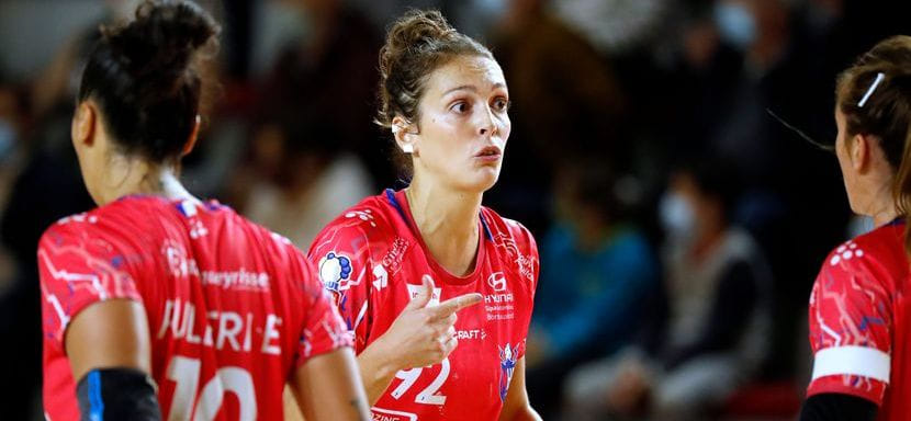 Франция. Правая крайняя Одри Деруан продлила контракт с "Мериньяком"