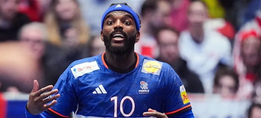 Правый полусредний "Барселоны" Дика Мем в сентябре побывал в Берлине и осмотрел базу "лисов". Он может переехать в бундеслигу в 2027-м