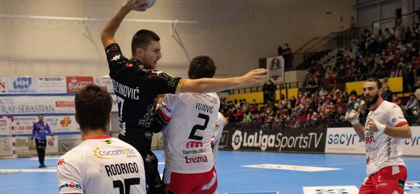 Испания. Боснийский полусредний "Адемара" Стьепан Йозинович не избежал серьезной травмы и выбыл на длительный срок