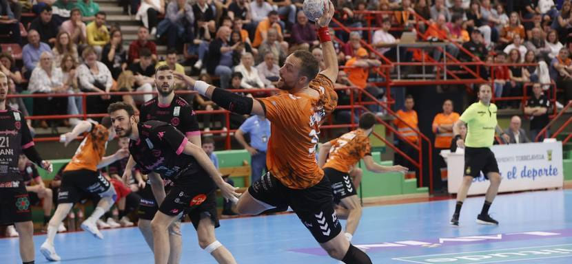 Испания. Сербский линейный "Торрелавеги" Иван Попович продолжит карьеру в "Адемаре"