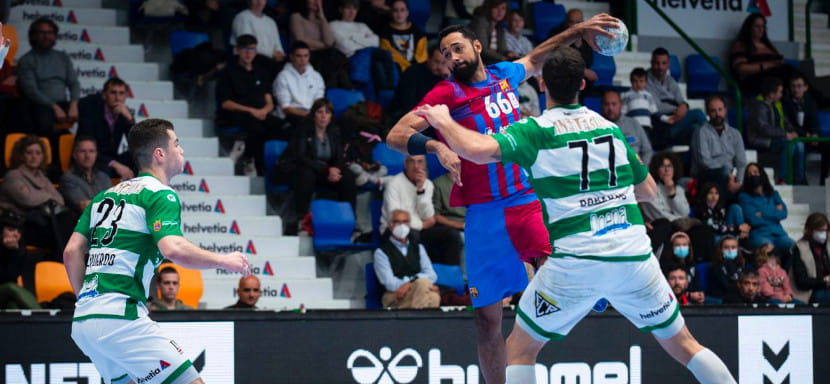 Блогер Расмус Боюсен: "В гандболе де-факто стало законным делать 4-5 шагов и приземляться в зоне перед броском. Нам нужен третий арбитр"