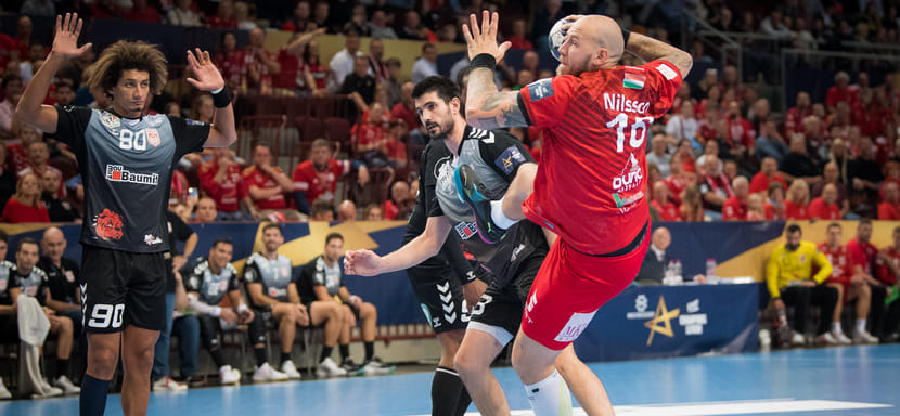 Венгрия. Шведский линейный Андреас Нильссон продлил контракт с "Веспремом". Его коллега по амплуа Адриан Шипош покинет команду