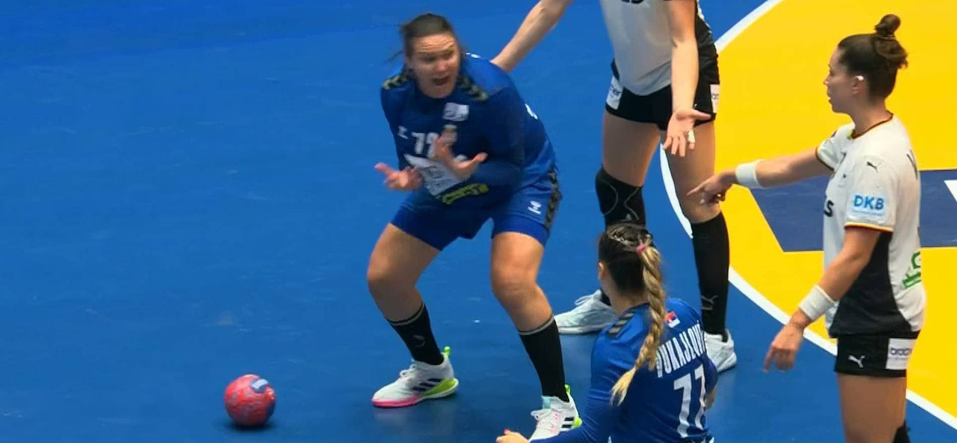 Линейная сборной Сербии Драгана Цвиич раскритиковала работу арбитров в матче чемпионата мира против немок: "Я разочарована гандболом на этом турнире"