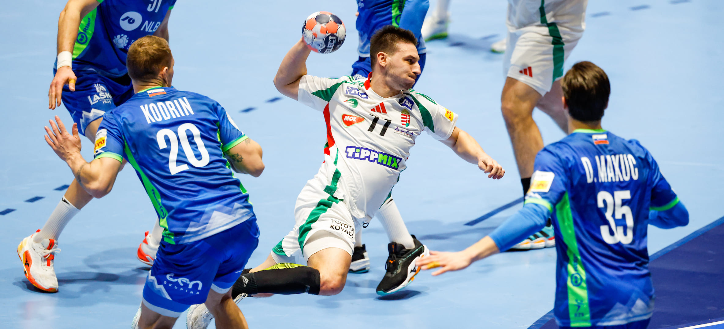 Прилежные мальчики из Венгрии долго мастерили песчаный замок. Но всё разрушили словенские хулиганы